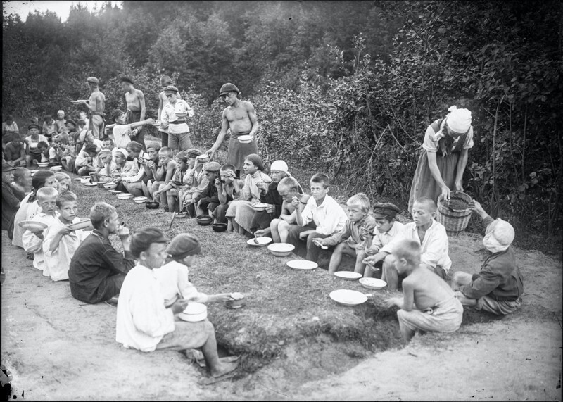 Обед в летнем пионерском лагере. 1923 год