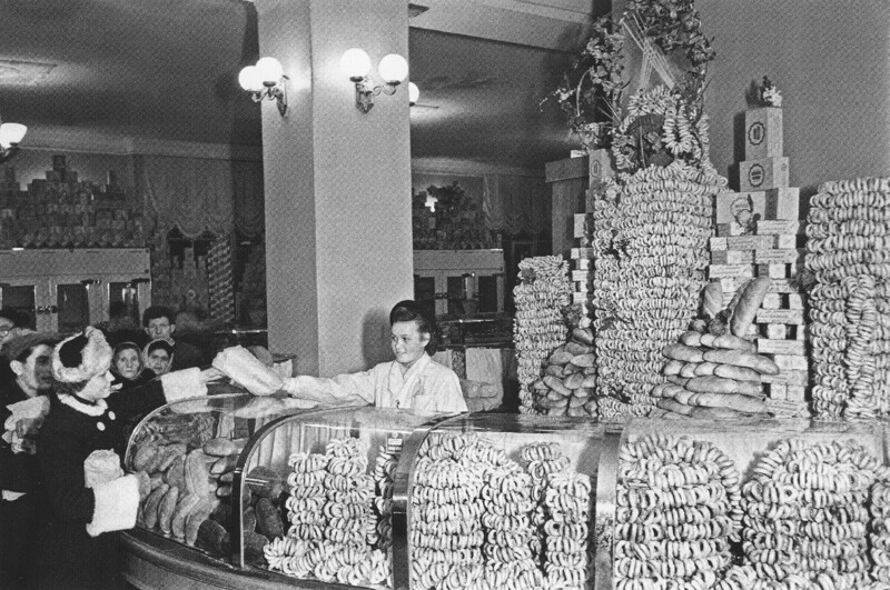 Оживленная торговля в хлебном отделе гастронома № 2 в первые дни после отмены продовольственных карточек, 1947 г.