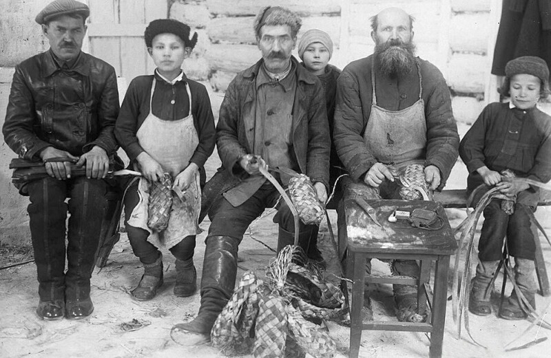 В 1920 г. была создана комиссия по заготовке валенок и лаптей, имя которой стало нарицательным – Чеквалап. Новые комиссии должны были обеспечить поставку шерсти, лыка и пеньки.