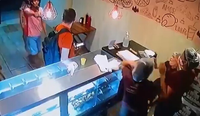 Пара грабителей навестила булочную в Бразилии, но не ожидала, что у посетителя окажется пистолет