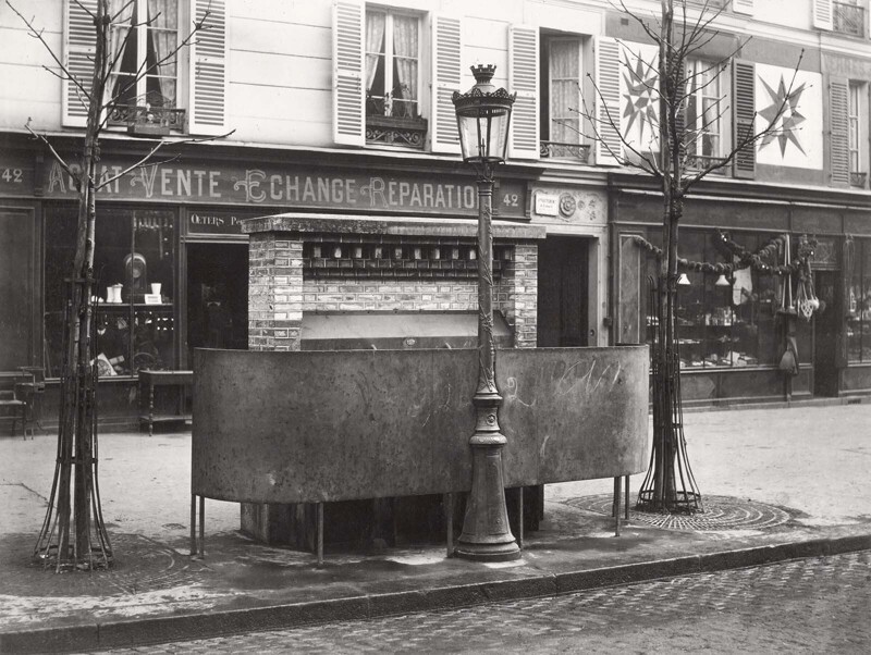 Еще один общественный писсуар в Париже XIX века