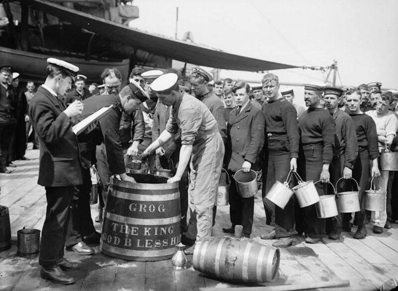 Британские моряки на борту "H.MS King George V в очереди на получение дневного рациона рома. Великобритания,1914-1918 … Раздача рома была упразднена только в 1970 году