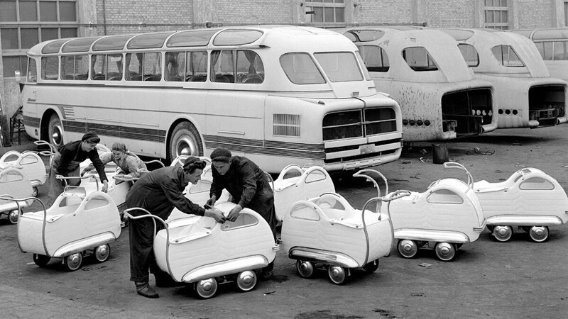 На заводе "Икарус" производят детские коляски, 1954.