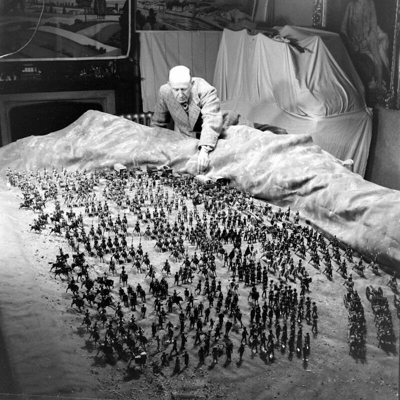 Коллекционер игрушечных солдатиков, английский барон Чарльз Гринуэе, который собрал одну из самых больших коллекций солдатиков в мире, 1940-е годы.