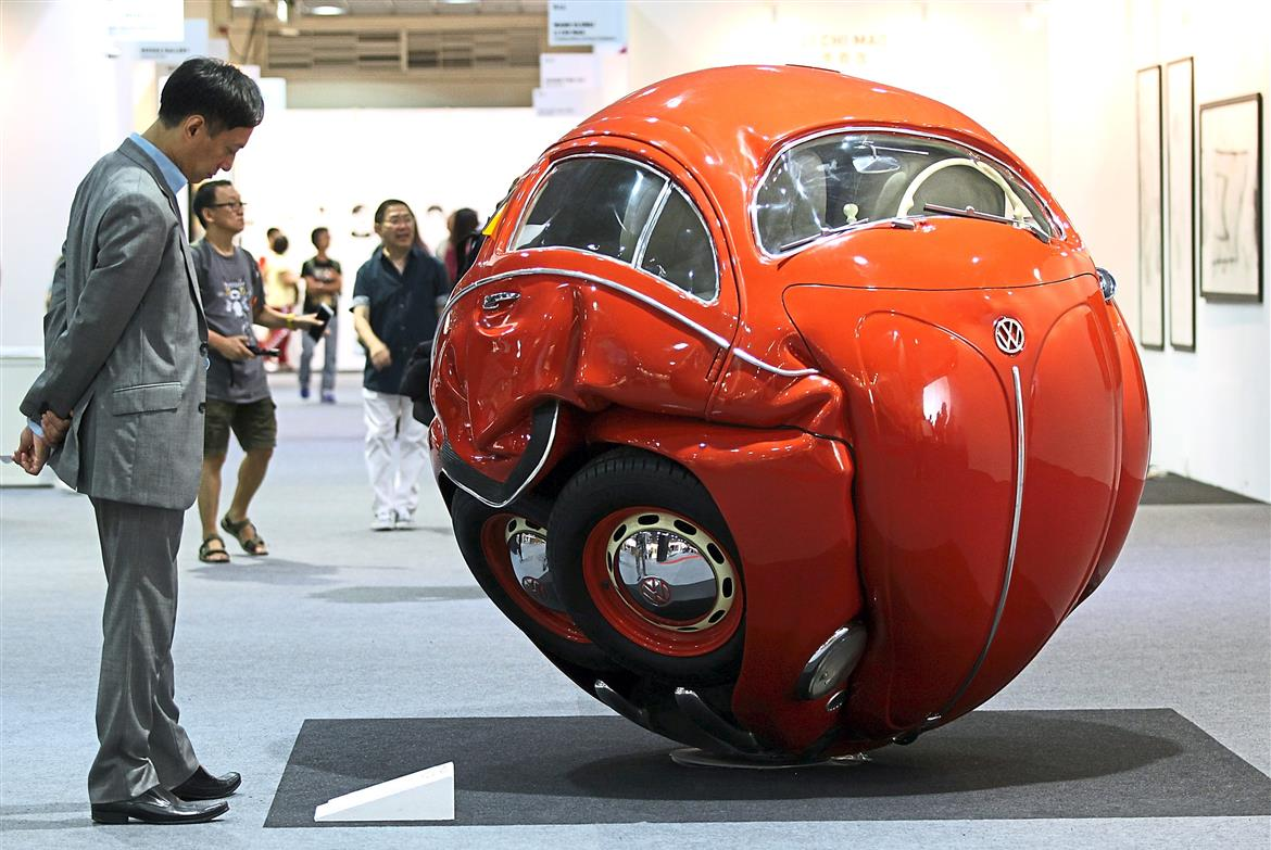 Жук в шаре. Придуманные машины. Скульптура из машин. Машина Жук шар. Скульптура из авто колес.