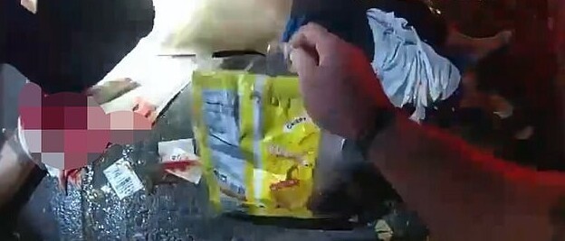 Американский полицейский спас жизнь человека с колотой раной груди с помощью пачки чипсов и скотча