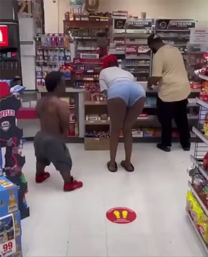 Да она лягается