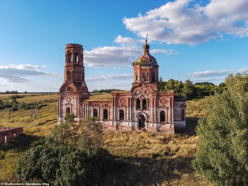Заброшенная церковь в небольшом российском селе Засечное, Пензенская область