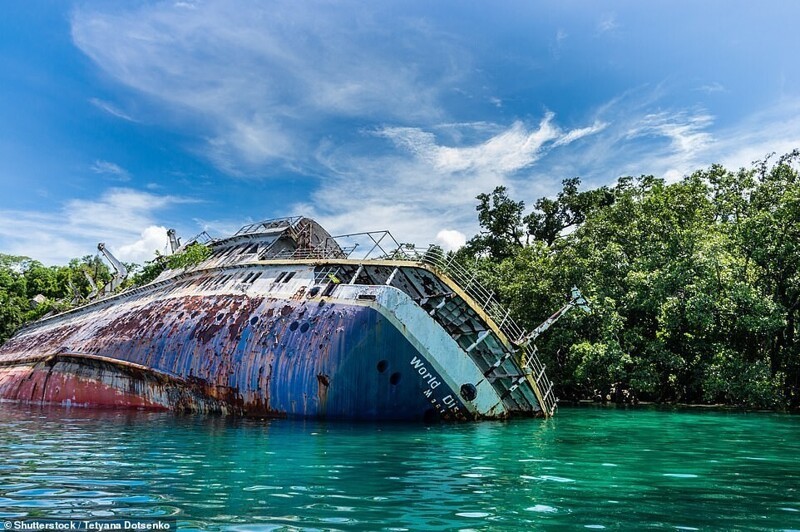 Круизное судно MS World Discoverer в заливе Родерик на Соломоновых островах