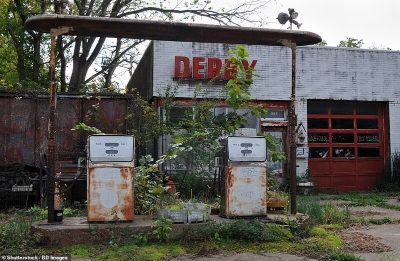 Заброшенная автомобильная заправка и станция техобслуживания Derby в городе Сент-Джеймс, штат Миссури, США