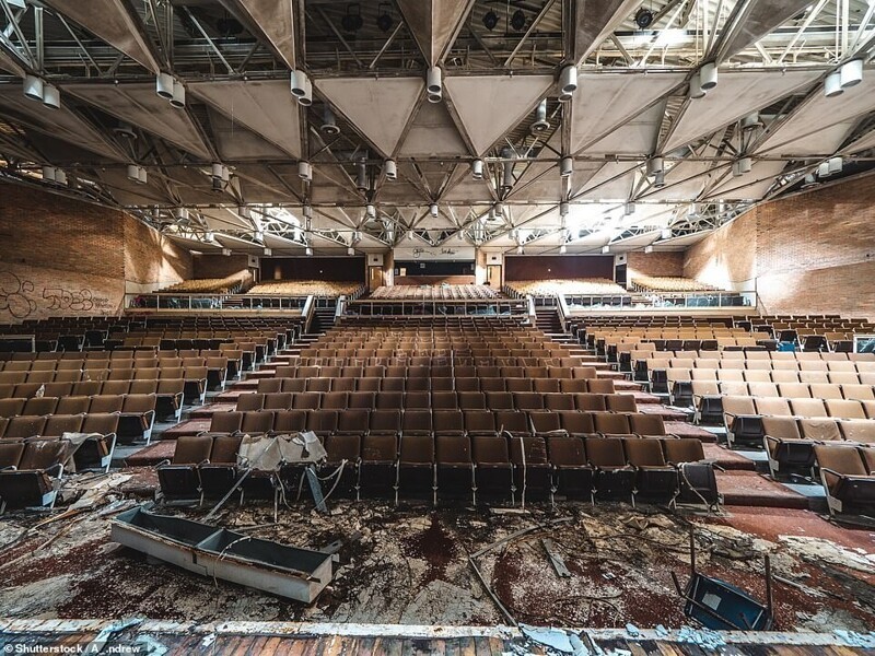 Аудитория заброшенной средней школы в Детройте, США