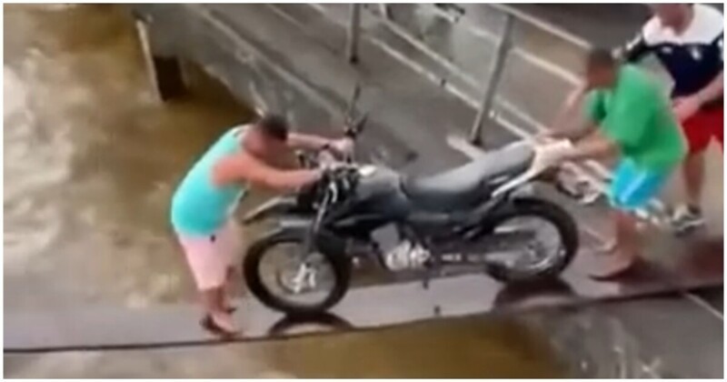 Неудачная попытка перевозки мотоцикла по узкой доске