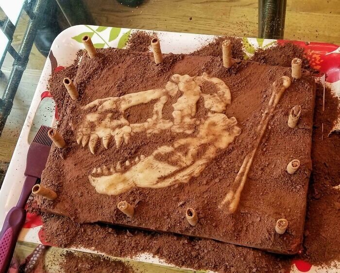 Именинный торт для археолога: шоколадное "место раскопок" и марципановые "доисторические останки"