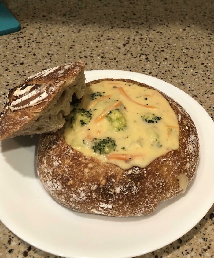 Суп с брокколи и чеддером в хлебе