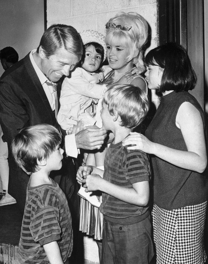 Джейн Мэнсфилд и Микки Харгитай с детьми