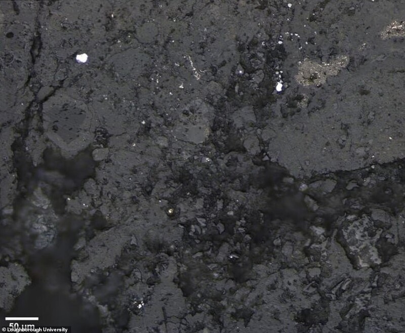 Оптическая микрофотография углеродистого хондритового метеорита, на которой видны вкрапленные минеральные хондры