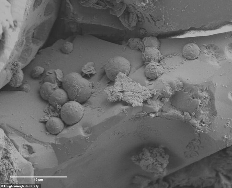 Вторичное электронное изображение минеральной хондры в метеорите с обнаружением сферических минеральных включений (электронно-микроскопическое изображение)