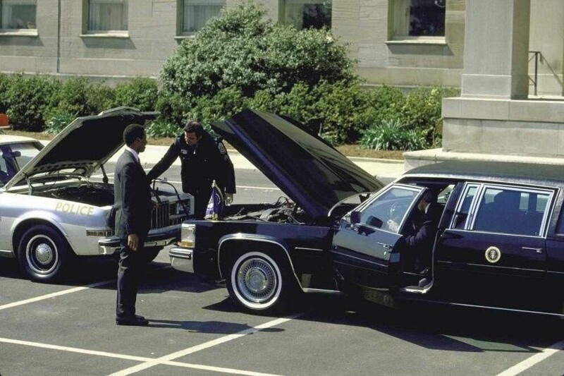 Полицейский «прикуривает» свой патрульный автомобиль от лимузина президента США Рональда Рейгана, 1984 год