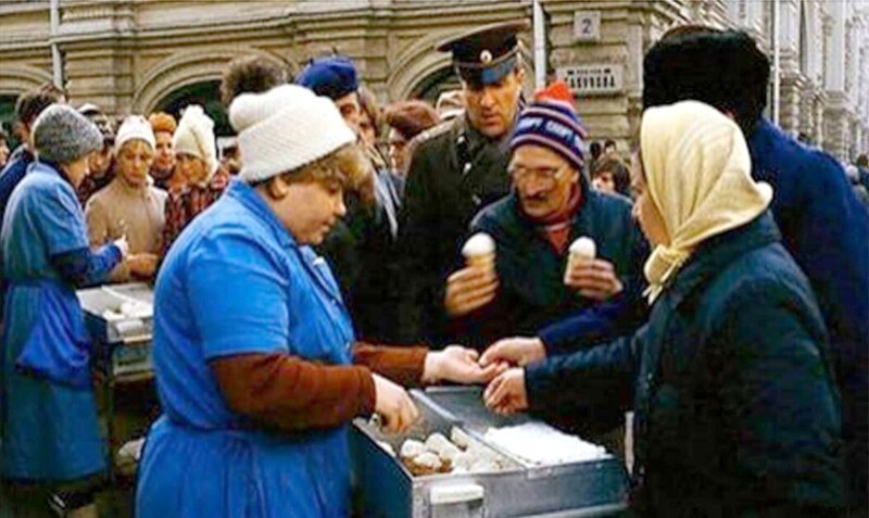 Продажа мороженого рядом с ГУМом. СССР, 1980-е.