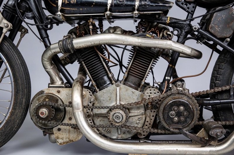 Репродукция мотоцикла Brough Superior SS100 от Эвана Кэмерона