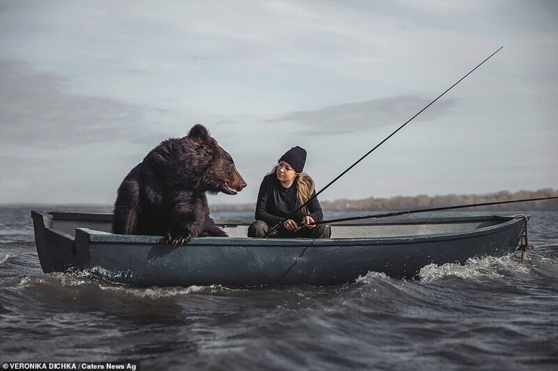 Девушка из Новосибирска порыбачила с медведем