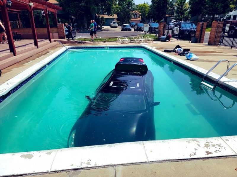 Подросток из Колорадо заехал на машине в бассейн