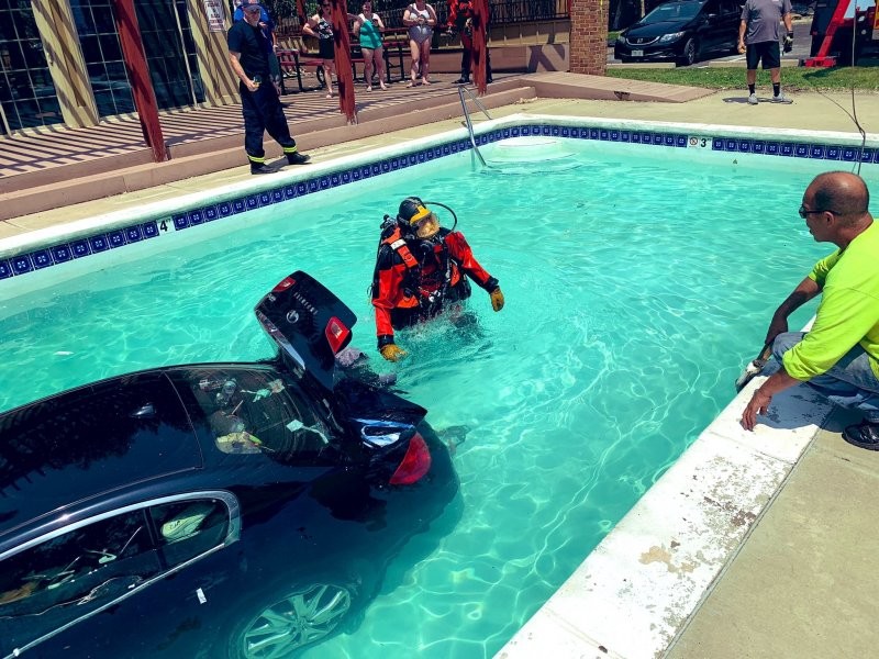 Подросток из Колорадо заехал на машине в бассейн