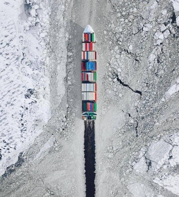 50. Грузовое судно идет сквозь лед Финского залива