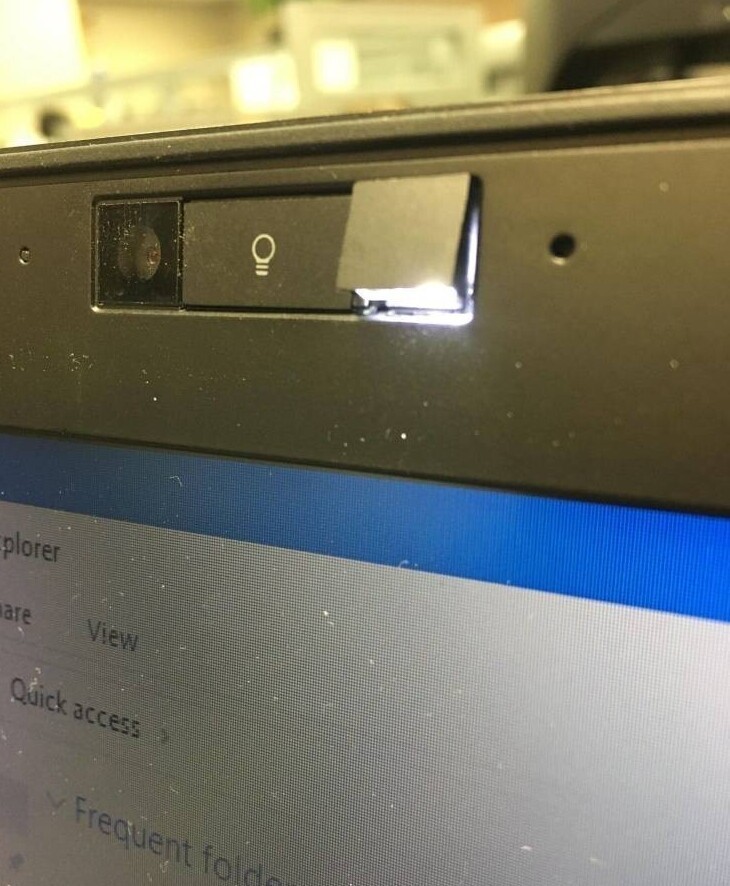 38. "У нас на работе есть старый ноутбук с лампочкой подсветки экрана"
