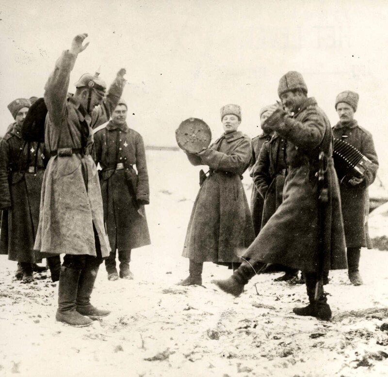 Русские солдаты учат танцевать пленных немцев. Первая Мировая война. 1915 год.