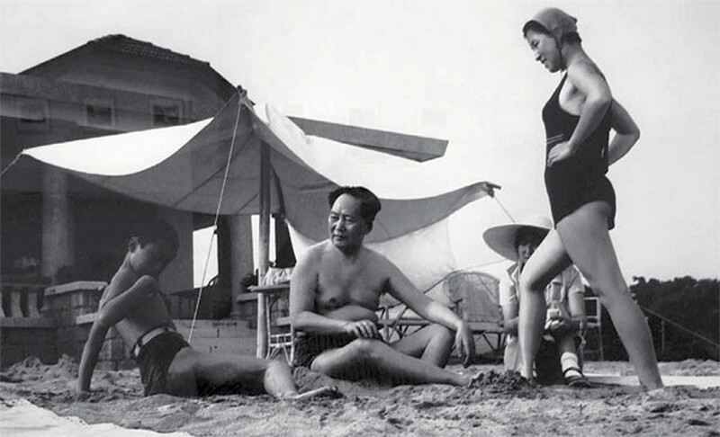 Мао в кругу семьи. 1954 год