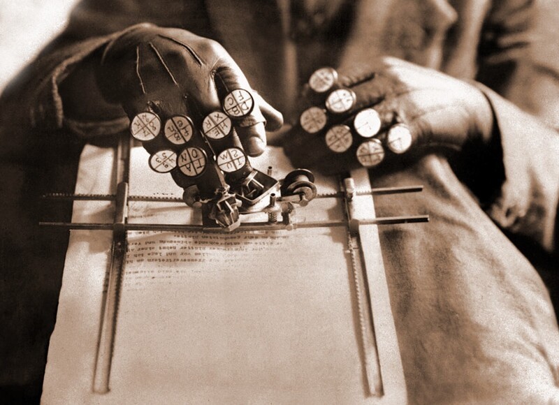 Австрийский изобретатель Алоис Гампер демонстрирует своё изобретение - машинописные перчатки для ведения бухгалтерского учёта, 16 февраля 1935 года.