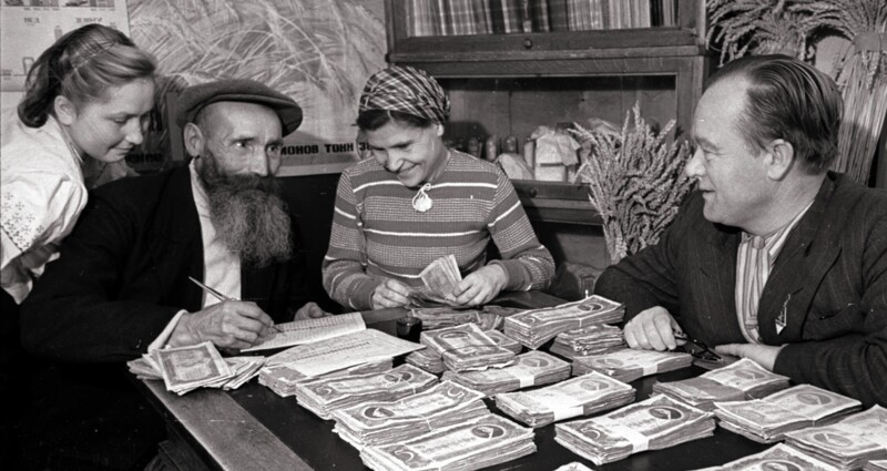 Выдача денежного аванса по отработанным трудодням. Колхоз "Красный октябрь". 1947 год