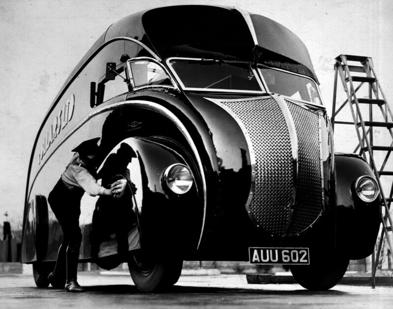 Водитeль полирует авиомобиль, Англия, 1933 год
