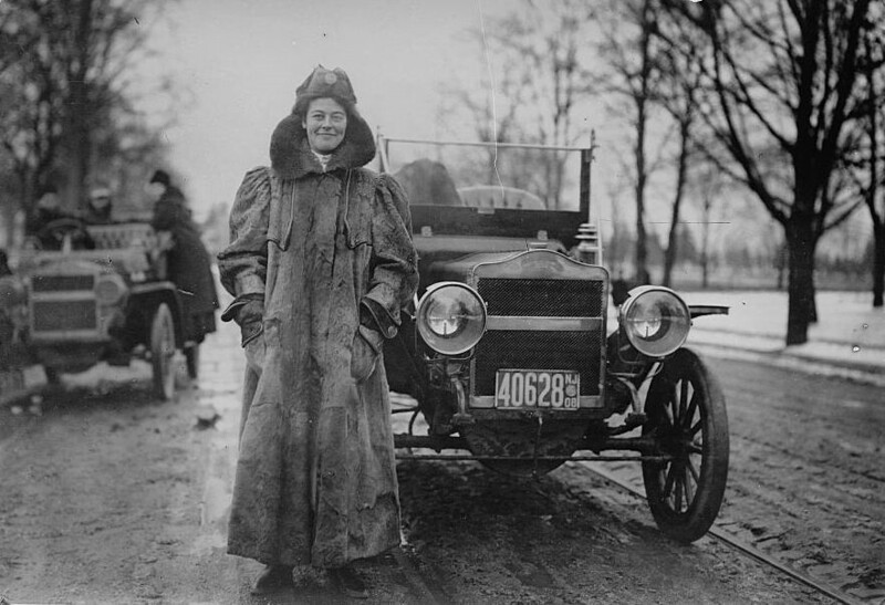 Алиса Хайлер Рэмси-американская автомобилистка, известная тем, что стала первой женщиной в мире, пересекшей США от океана до океана, управляя автомобилем.7 августа 1909 года