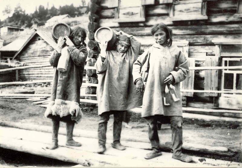 Ханты после обмена пушнины на водку у местного купца. 1909 год