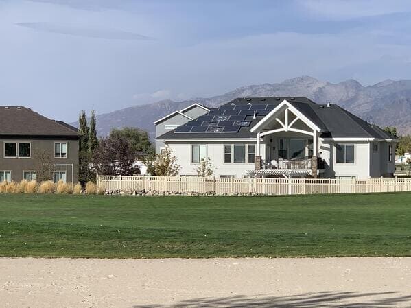 11. Установка солнечных батарей на крыше рядом с полем для гольфа - идея просто на миллион!