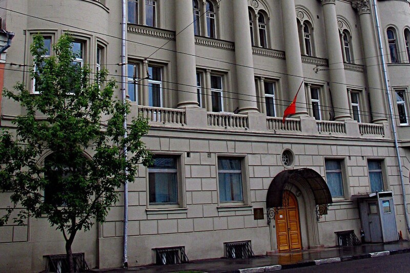 В киргизском посольстве в Москве дипломат подрался с посетителем