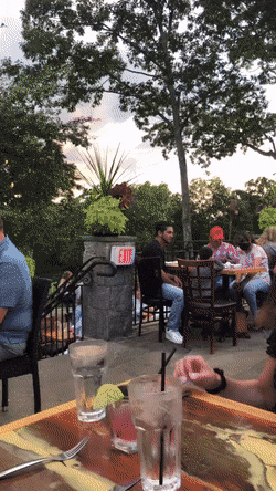 Официант, который любит свою работу