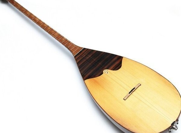 Примечательно, что русский национальный инструмент Домра и казахская Домбра очень похожи  