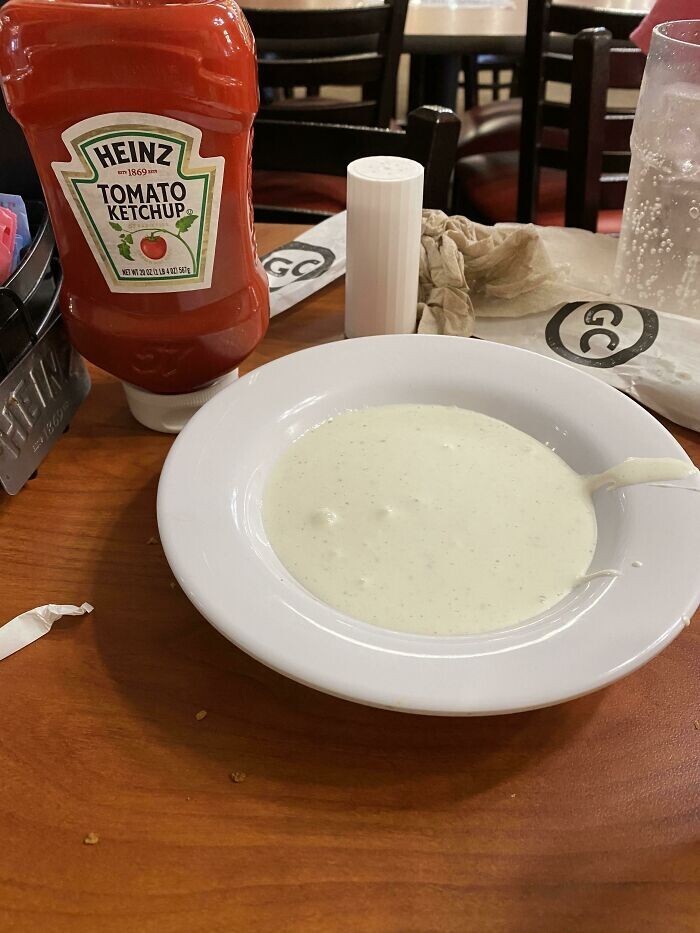 "Мы попросили в ресторане немного соуса ранч. Нам принесли целую тарелку"