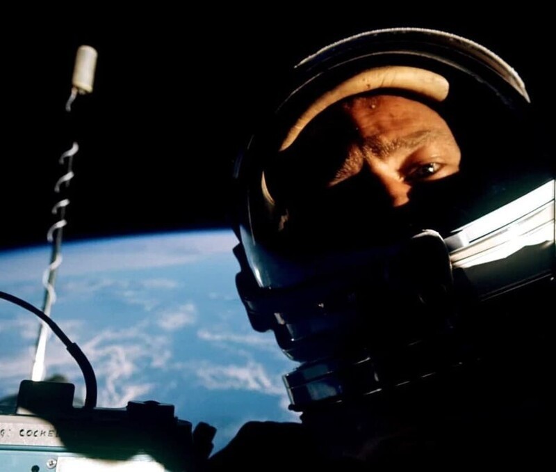 Базз Олдрин делает селфи во время выхода в открытый космос. 1966 год