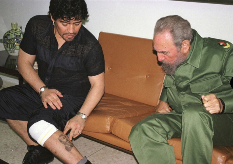 Диего Mapадона показывает Фиделю Кастро красивую татуировку с изобрaжением того же Фиделя. 2001 год