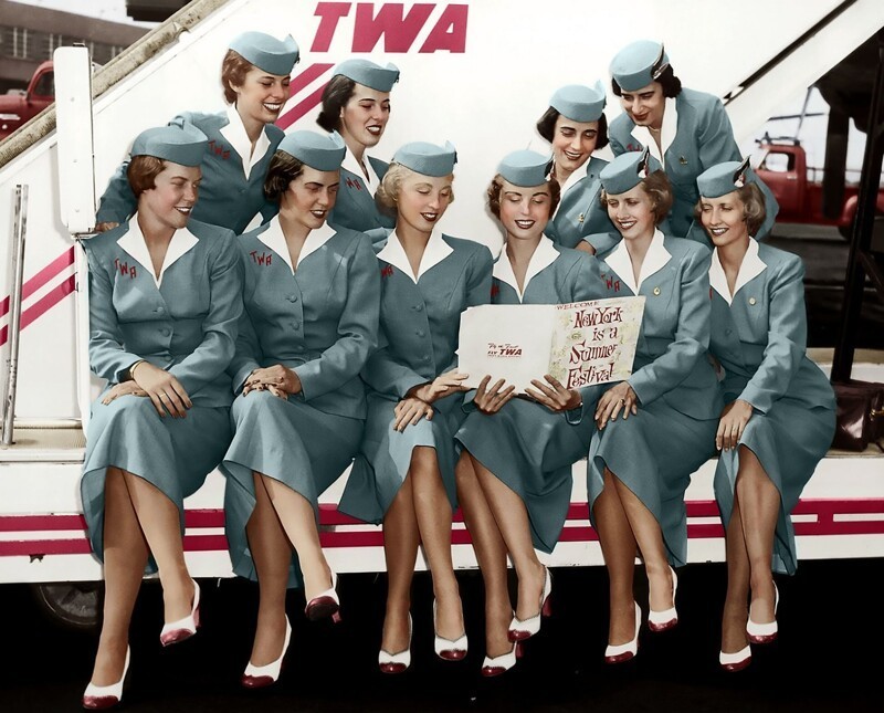 Пять пар стюардесс-близняшек снимаются в рекламе авиакомпании «Trans World Airlines». США. 1956 г.