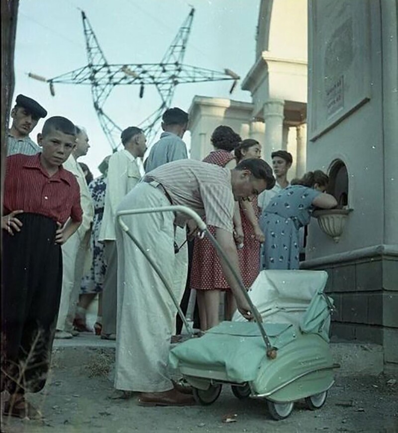 У входа в парк. СССР, 1957 год