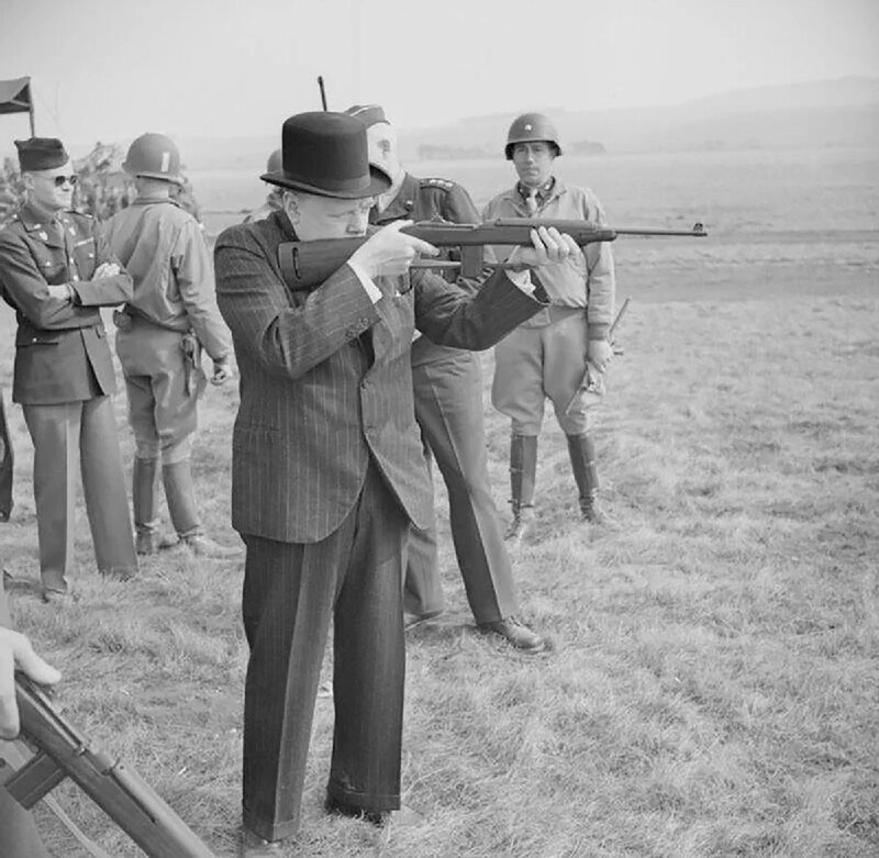 Премьер-министр Великобритании Уинстон Черчилль стреляет из американского самозарядного карабина М1 в окрестностях Солсбери, Британия, 23 марта 1944 года