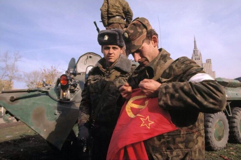Офицер Таманской дивизии рвёт флаг СССР, снятый с расстрелянного Дома Советов. Москва, 5 октября 1993 года