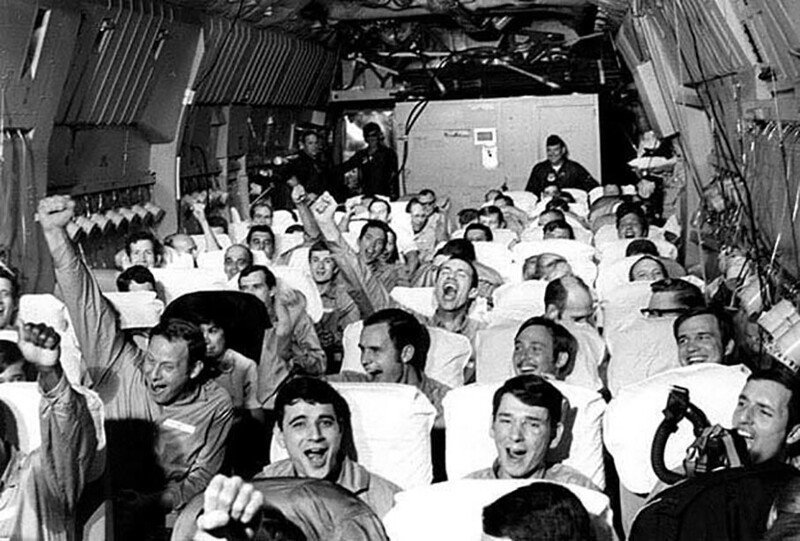 Освобожденные военнопленные радуются в тот момент, когда их самолет взлетает из Ханоя, 12 февраля 1973г. во время операции " Возвращение домой "