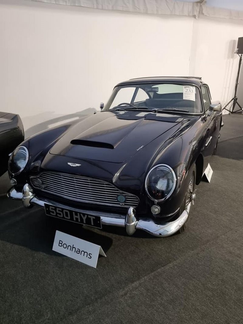 5. Aston-Martin DB4 Vantge Sports Saloon 1962 года продан за £327,750 (37 200 000 руб.)