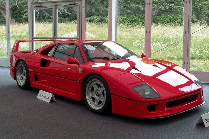 2. Ferrari F40 1990 года продали за £883,000 (93 000 000 руб.)